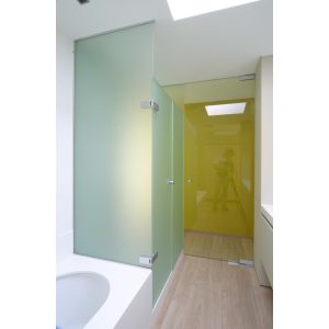 Satijn gekleurd melkglas rondom geslepen