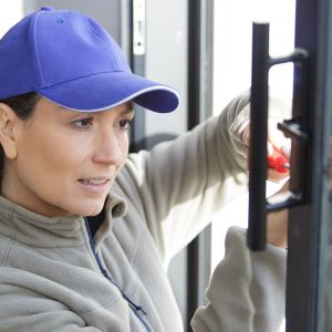 inmeten en laten monteren van een glasdeur